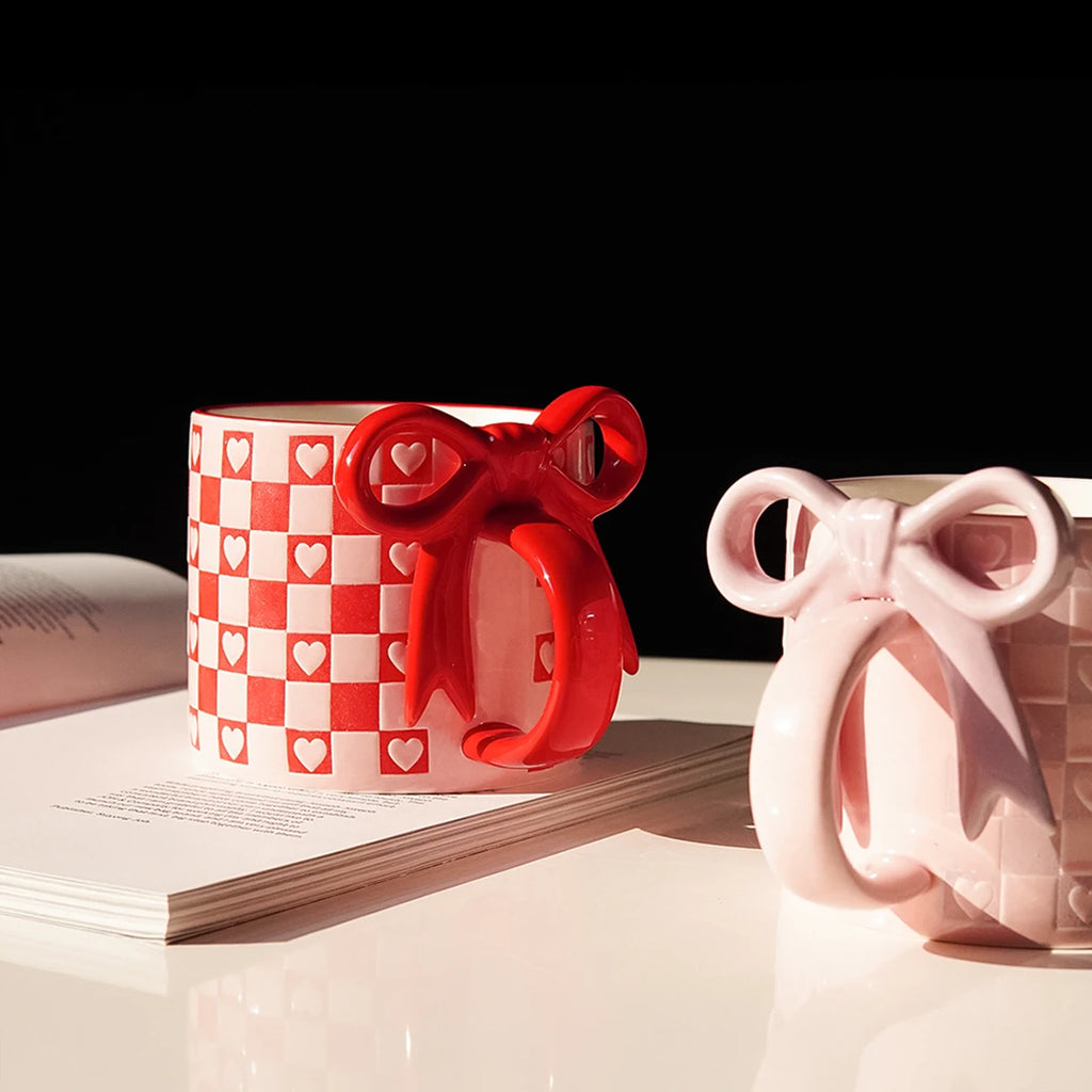 1Pc Ceramic Mug with Bowknot Handle and Heart Design, Creative Bowknot Handle Design with Checkerboard Pattern, Suitable for Home Decoration, Daily Household Use, Breakfast Milk, Afternoon Tea Coffee, Latte Art Cup for Coffee Shops, Exquisite Gift
